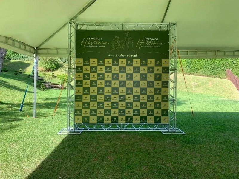 Estrutura para painel em evento ao ar livre