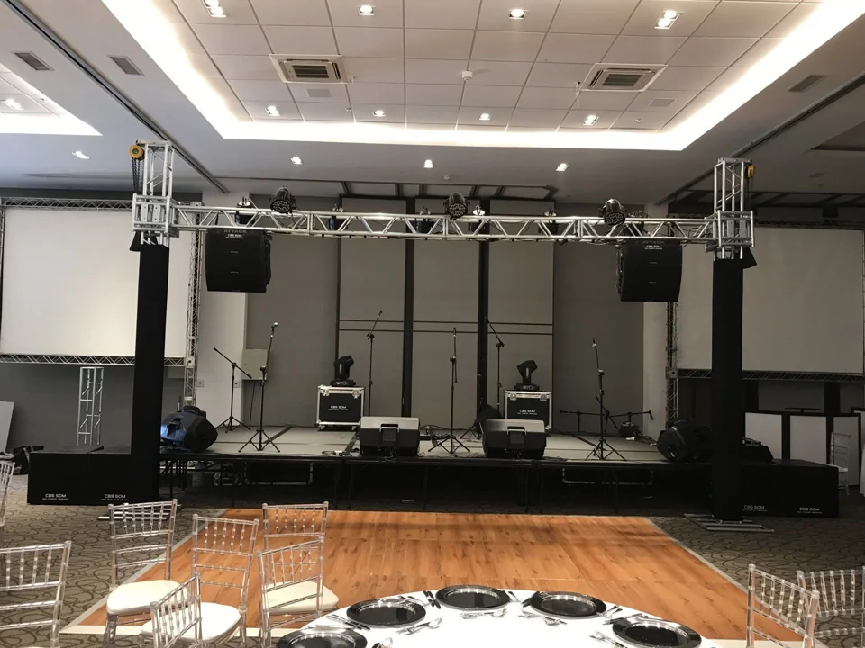 Palco e estrutura de iluminação montados em salão