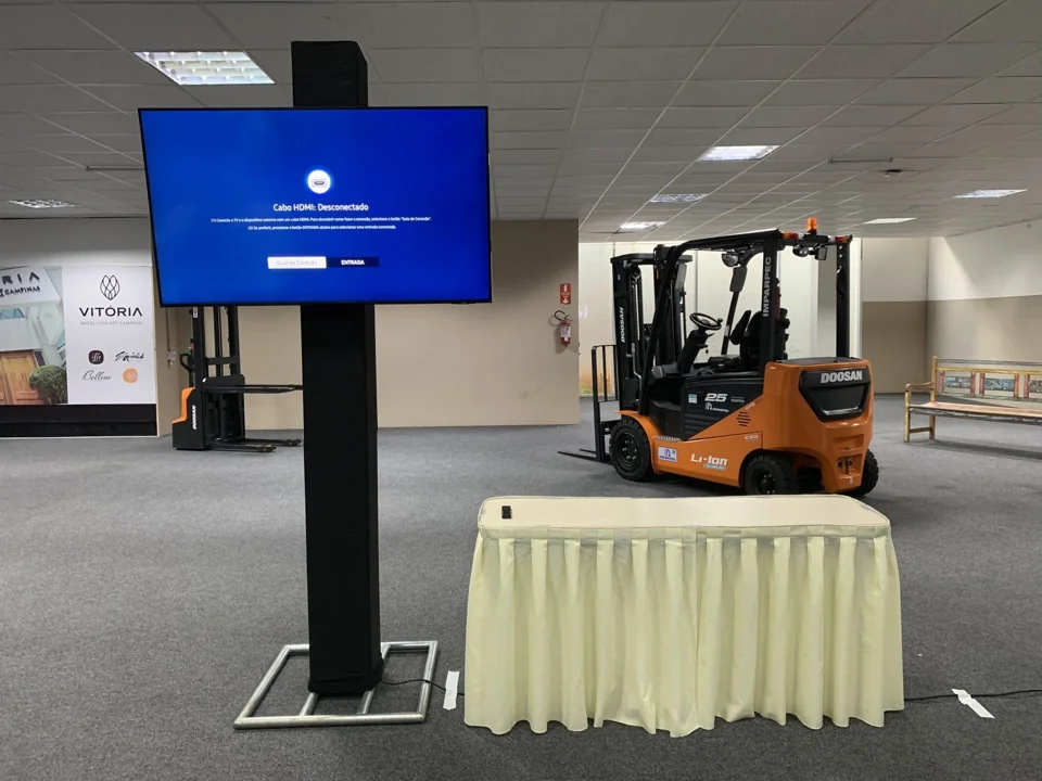 TV instalada em suporte para evento empresarial